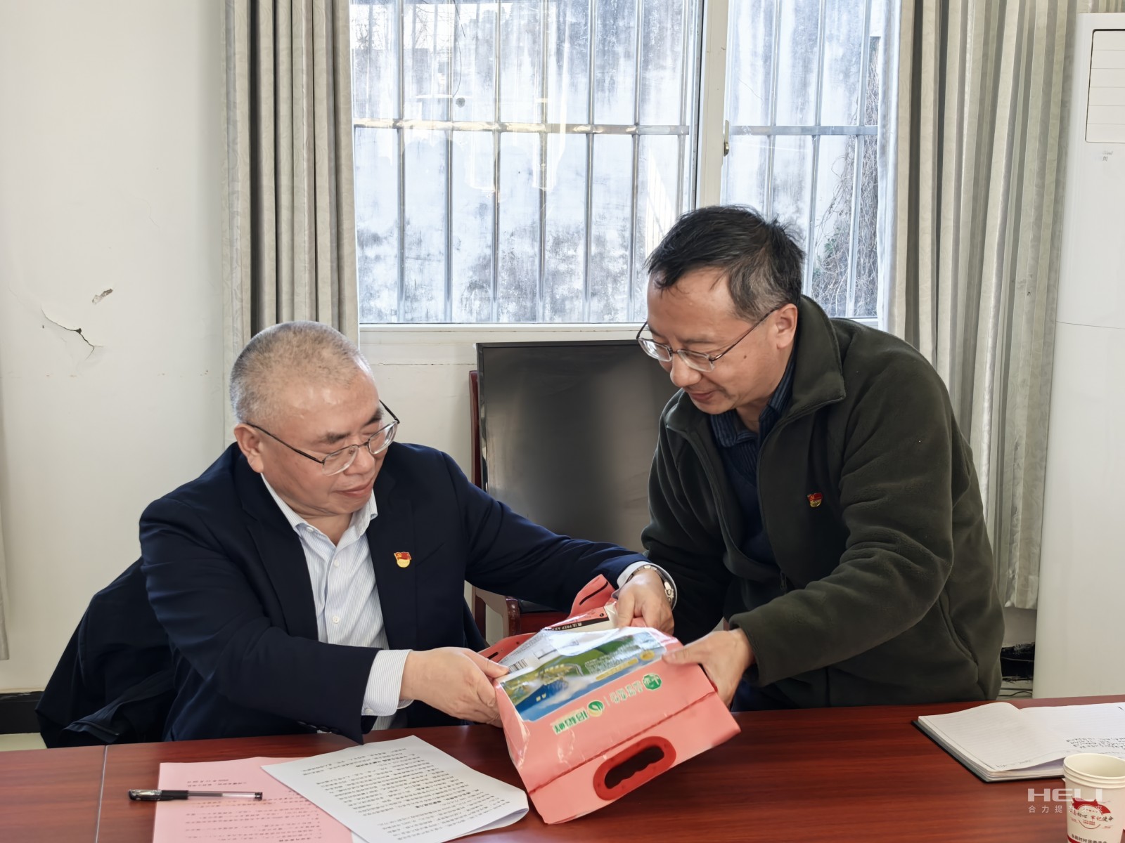楊安國(guó)聽(tīng)取駐村干部介紹消費(fèi)幫扶生態(tài)稻米.jpg